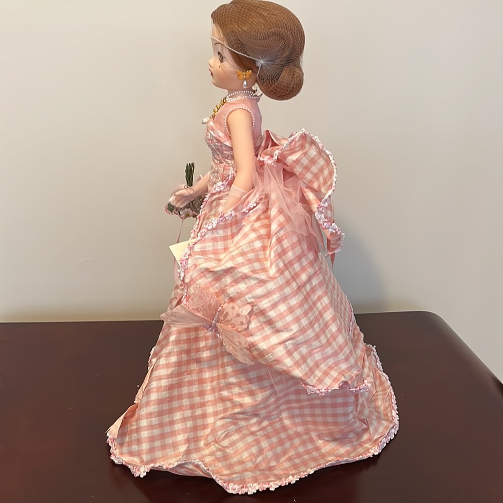 🦋 Madame Alexander’s 20” Peony and Butterfly Wedding Gown #22240 - Picture 8 of 12